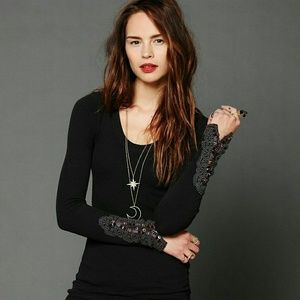 Free people fiesta cuff thermal black sz M??
